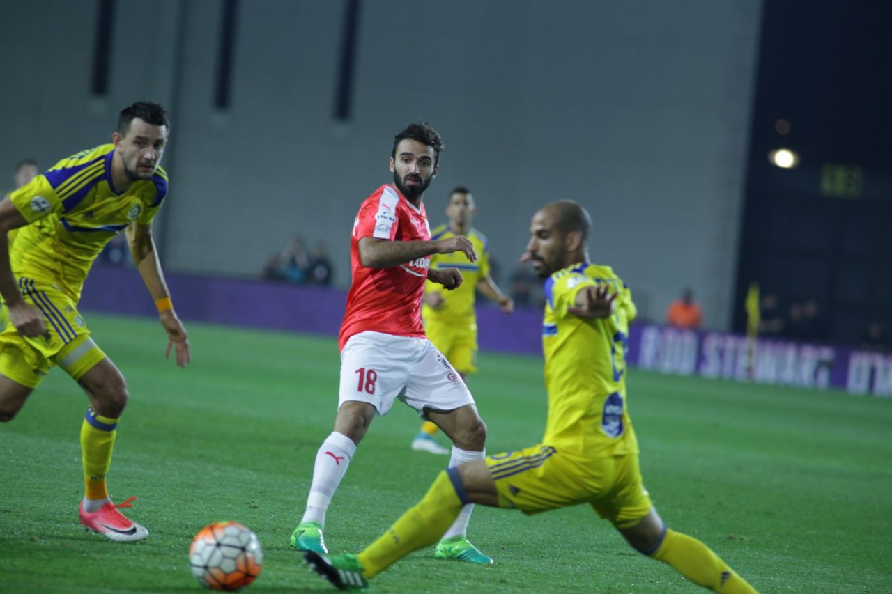 מיכאל אוחנה מבשל בין שניים למאור מליקסון. שינה את המשחק (צילום: אסף חיימוביץ')